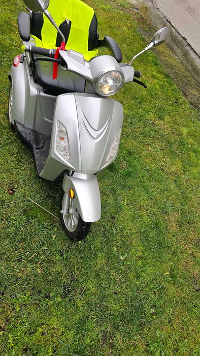 Skuter elektryczny trójkolowy