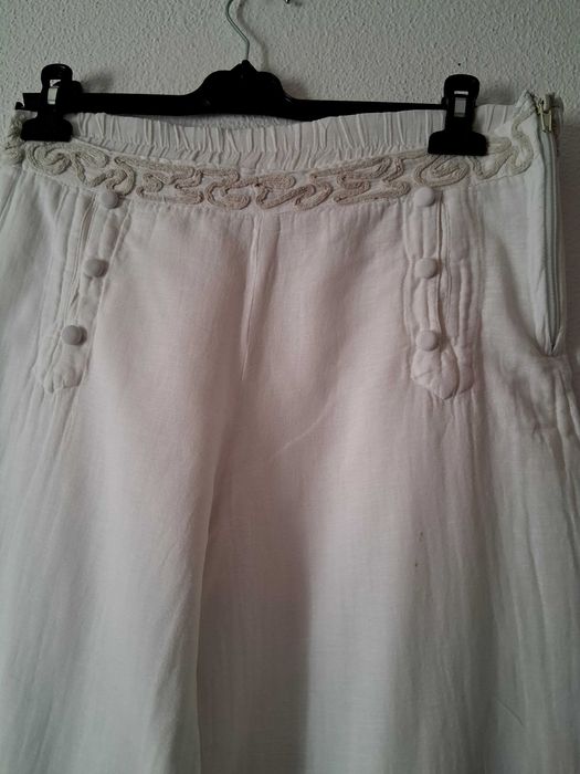Calças largas e blusa