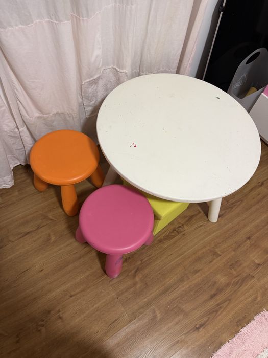 Mesa crianca com 2 bancos
