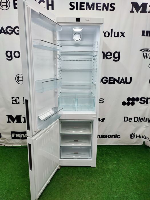 Високий двокамерний з холодильник Miele KFN 29032 D ws A+++