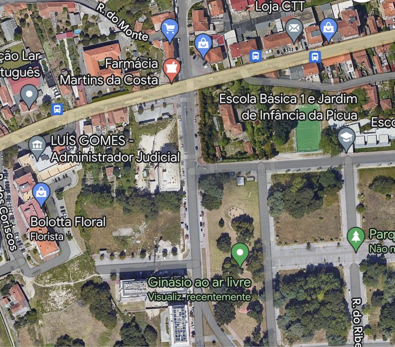 Moradia T3 de tres frentes em Aguas Santas, Jardim e garagem .