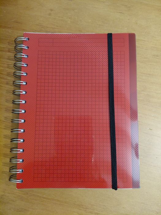 Caderno novo com capa vermelha