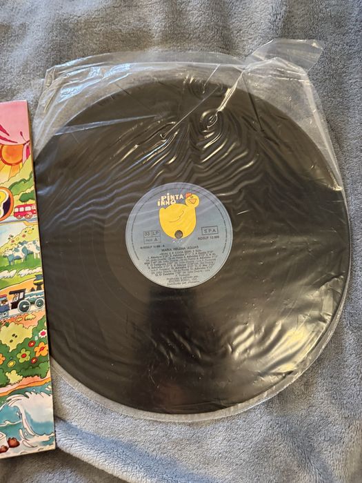 vinil: qual é coisa qual é ela ? - Maria Helena Águas