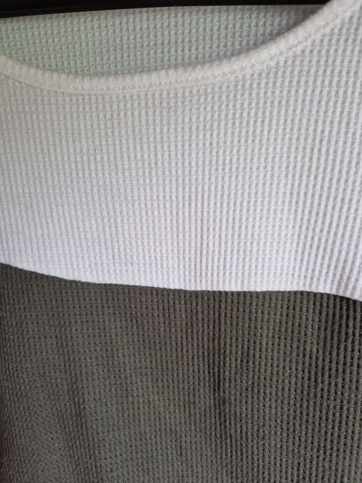 Dwukolorowy sweter damskinz guzikami ozdobnym 38 M
