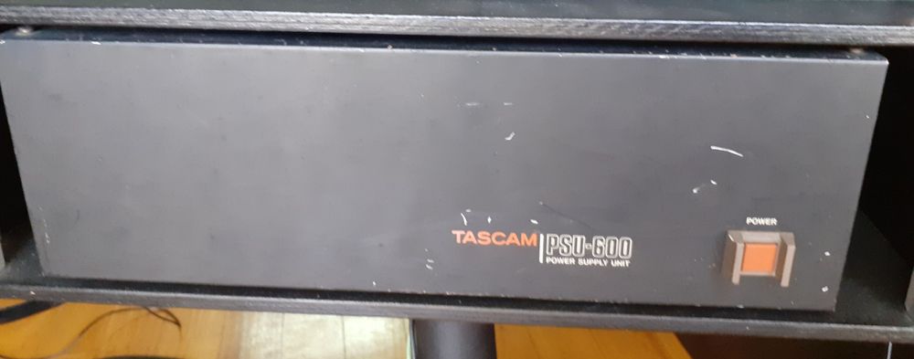 Tascam M-600, mesa de mistura analógica 'vintage' 32 canais/16 grupos