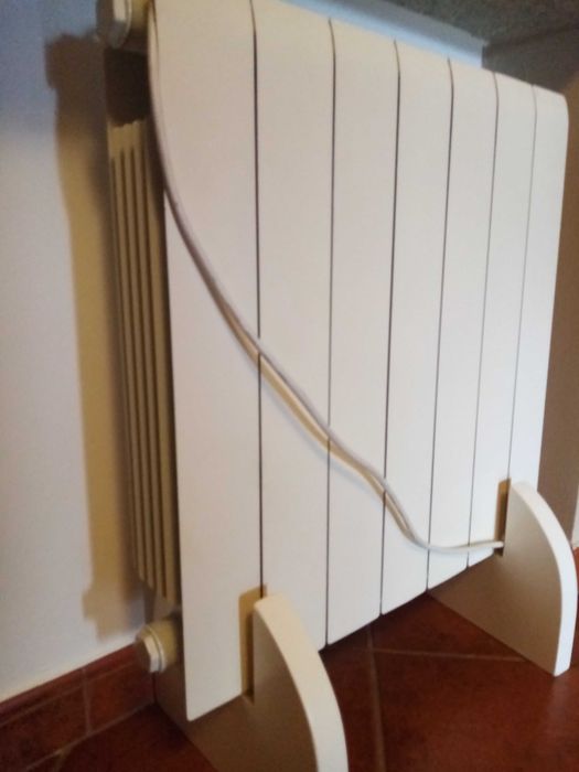 Radiador elétrico com base madeira