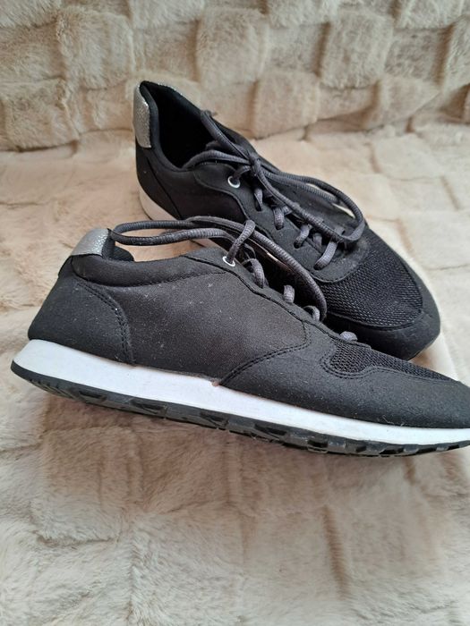 Czarne buty sportowe r. 40