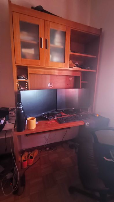 Secretária com estantes completa