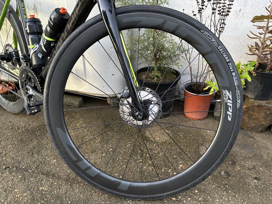 Bicicleta cannondale synapse carbono com rodas zipp303s