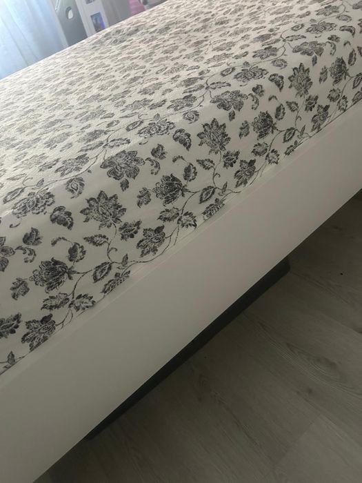 Cama de casal branca