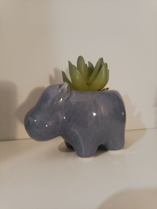 Doniczka hipopotam z sukulentem (sztucznym)