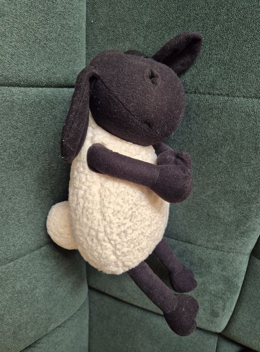 Owca, baranek Shaun (wysokość ok. 37 cm).