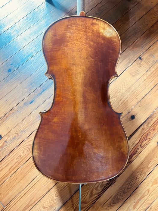Violoncelo construido à mão.