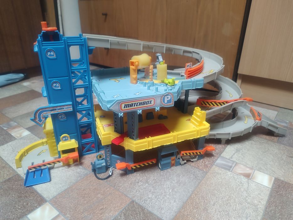 Zabawkowy, 4 piętrowy garaż Matchbox + myjnia