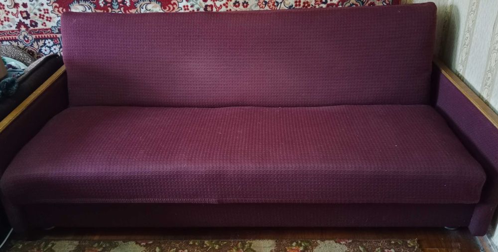 Віддам старий диван