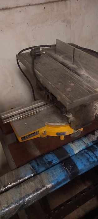 Serra circular de corte com mesa e esquadria