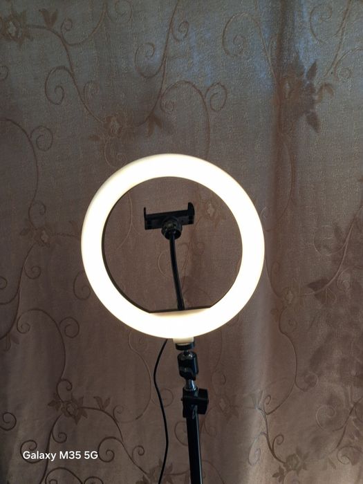 Кільцева лампа зі штативом