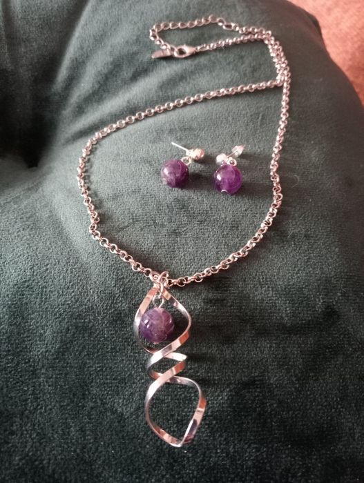 Naszyjniki, łańcuszki, wisiorki,zawieszki,broszki,komplety,