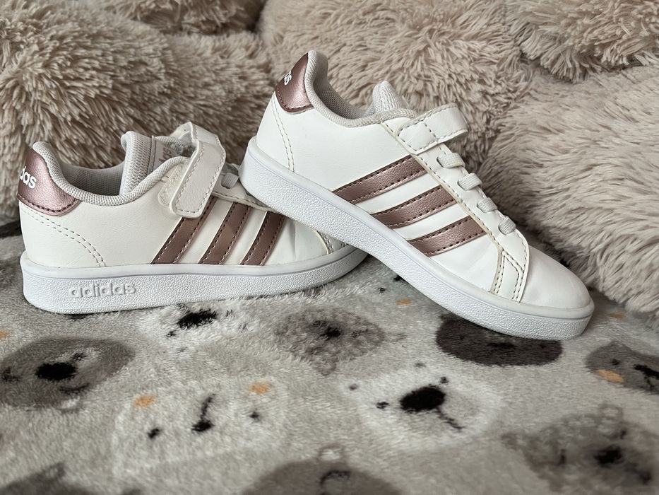 Оригінальні кросівки adidas