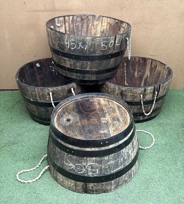 Celhas antigas em madeira, floreira, vasos, caixas