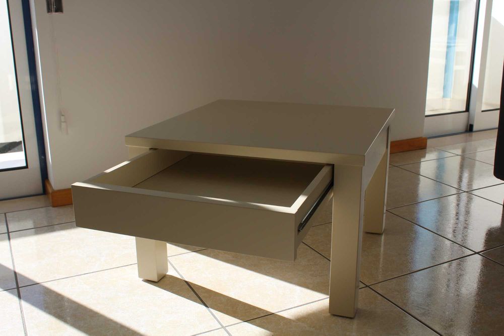 Mesa de Centro com Gaveta