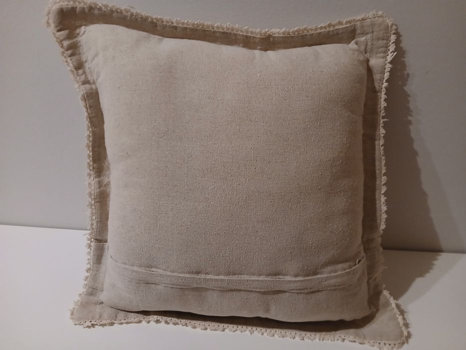Três almofadas em cru com bordado
