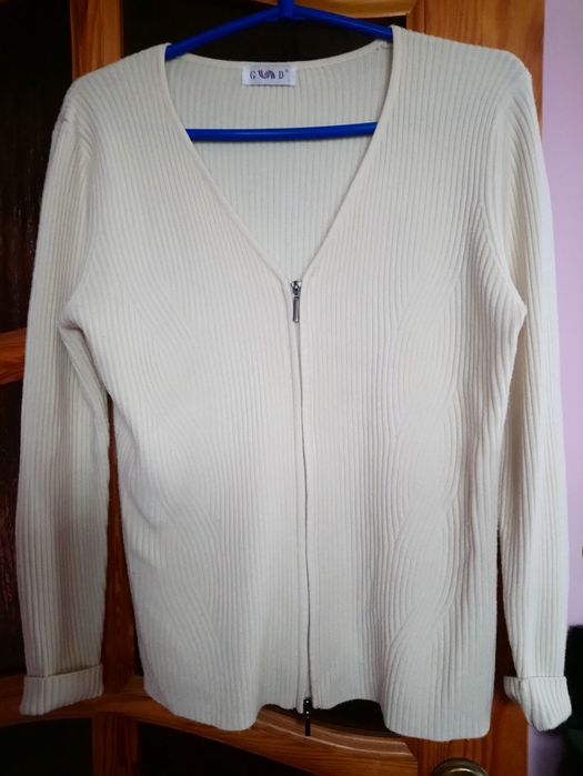 Sweter, rozm. L z dodatkiem kaszmiru.