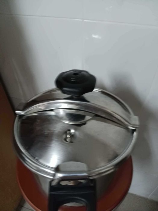 Panela de pressão em inox 8l. Dá para placa de indução e vitoceramica
