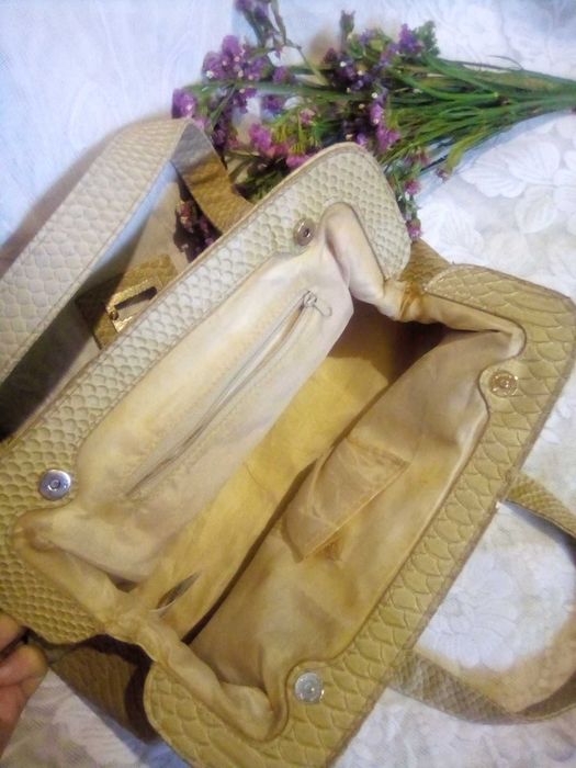 Сумка жіноча в гарному стані бежевого кольору