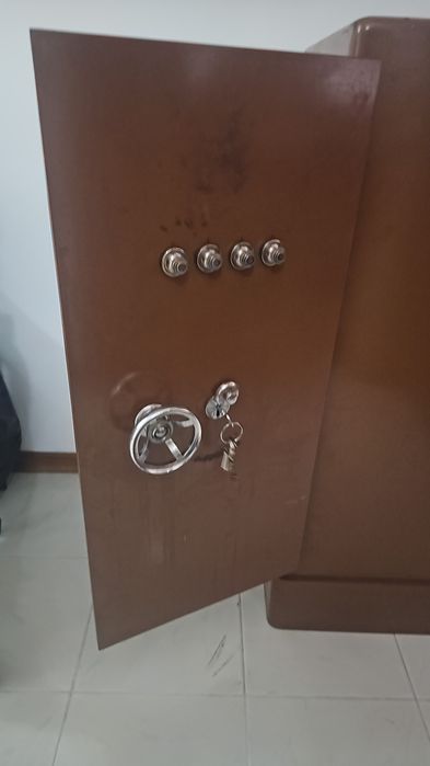 Cofre antigo em bom estado