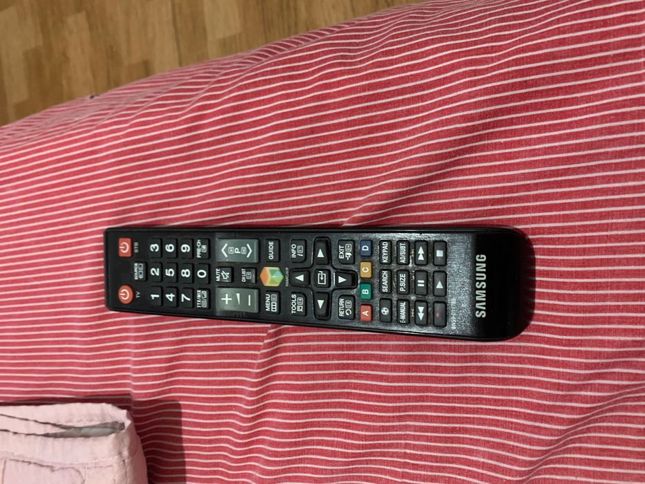 Vendo está tv tem comando só não tem o pé de por numovel porque ela tava na parede fãs de munitor