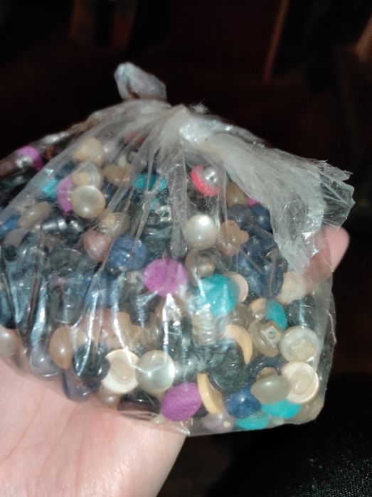 Guziki MIX na nóżce stopce