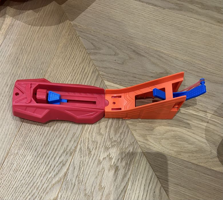 Трек Hot Wheels , запускач машинок. Кілька машинок в подарунок