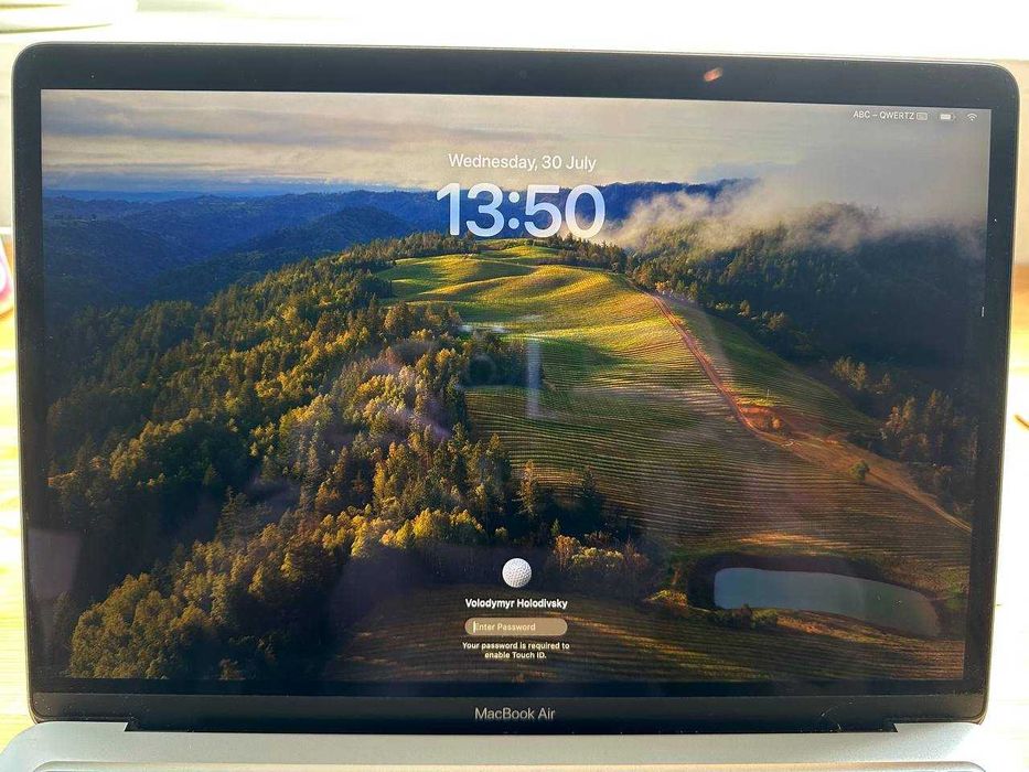 Продаю MacBook Air 13" (2020, M1)