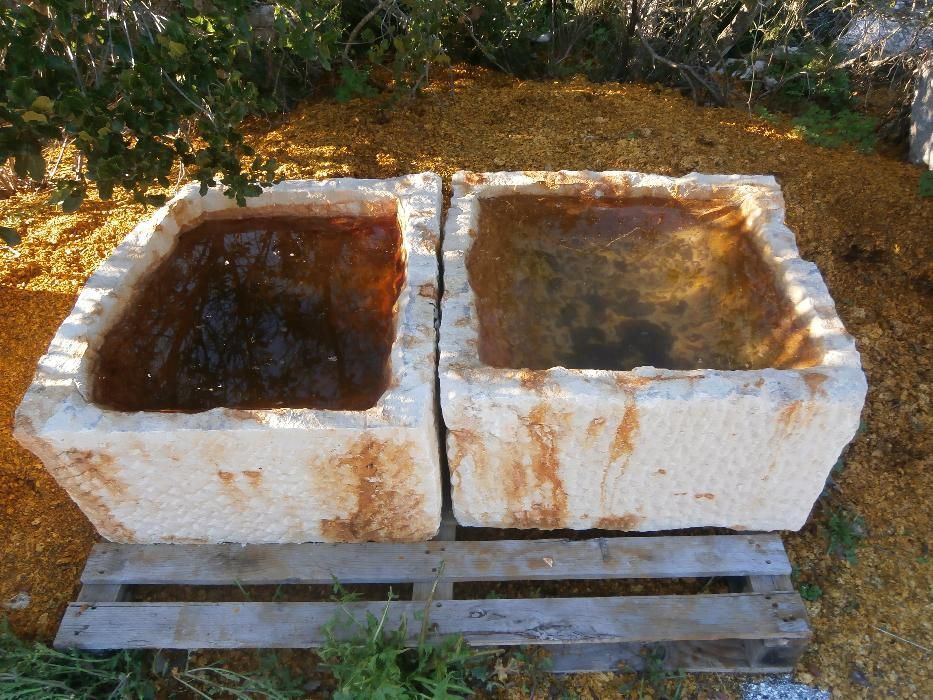 Pias duplas em pedra muito rústicas
