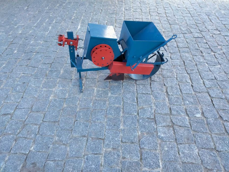 Semeador de milho, e escudificador