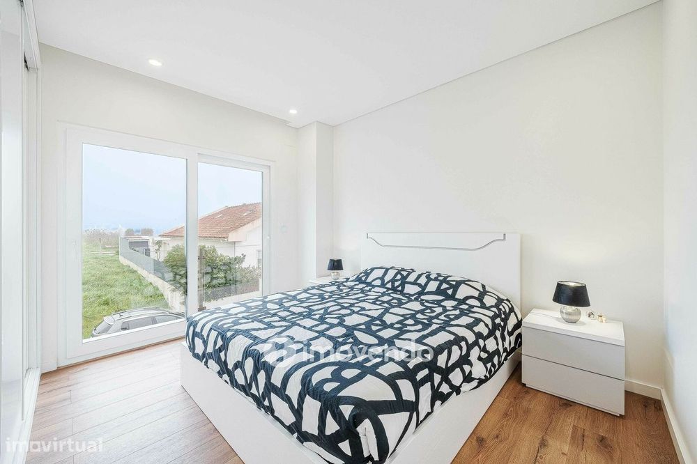 Moradia T3+1 moderna e exclusiva, com garagem e jardim, em Porto Salvo