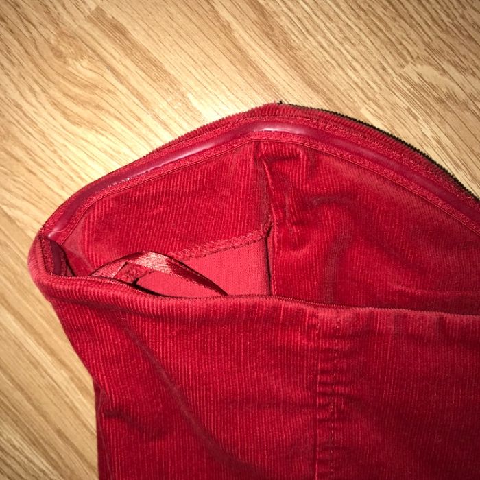 Красное велюровое платье