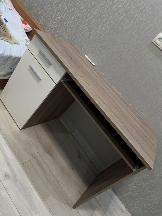 Продаж письмового столу, новий стан користувались місяць
