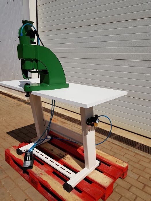 Maquina de meter ilhós pneumática