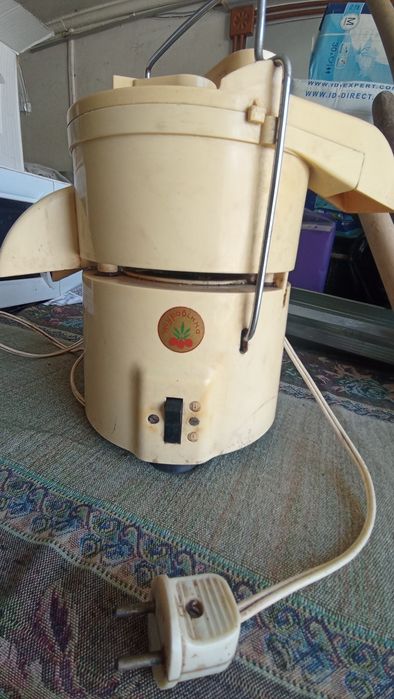 Продам б/в соковижималку часів СССР