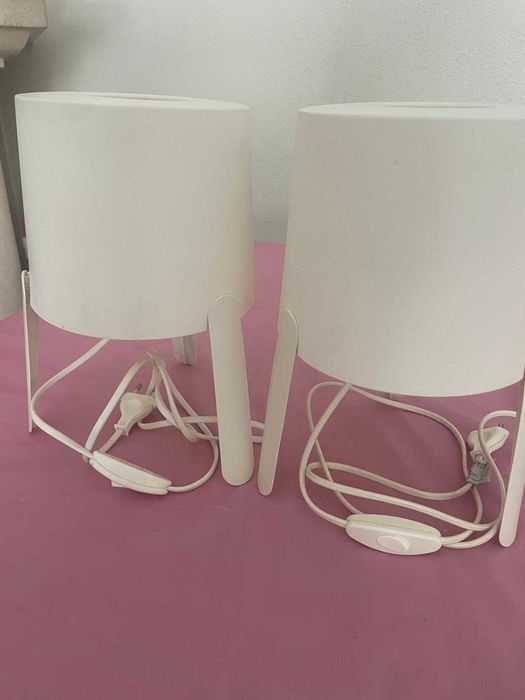 Par de Candeeiros de Mesinha de Cabeceira / Mesa de Apoio - Brancos (IKEA)