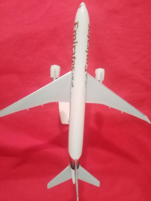 Avião modelo Emirates Boeing 777-300ER
