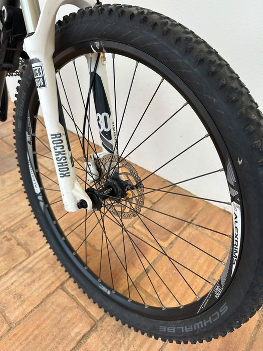 Bicicleta Cube Acid 27.5” com suspensão RockShox
