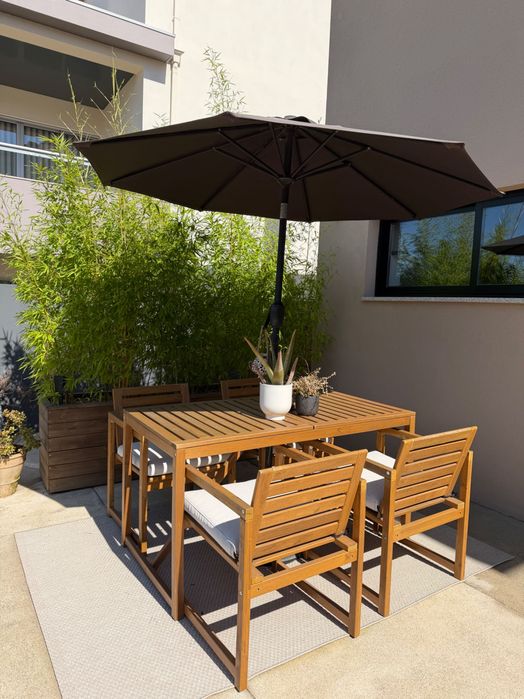 Conjunto mesa e cadeiras exterior e guarda sol