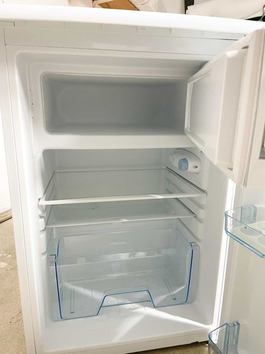 FRIGORÍFICO ELECTRONIA HS147RN III Altura 84,5 cm, Capacidade 113 Lt