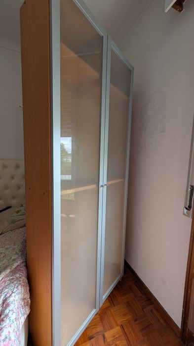 Armário com parteleiras ikea