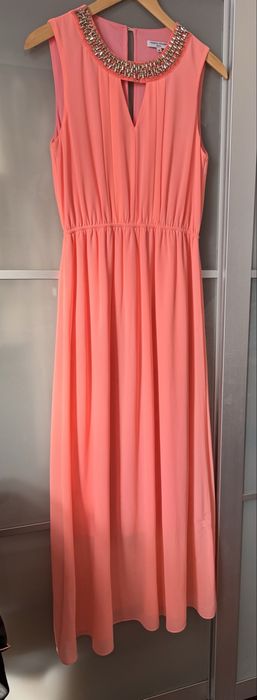 Vestido comprido adereços dourados na gola abertura nas costas