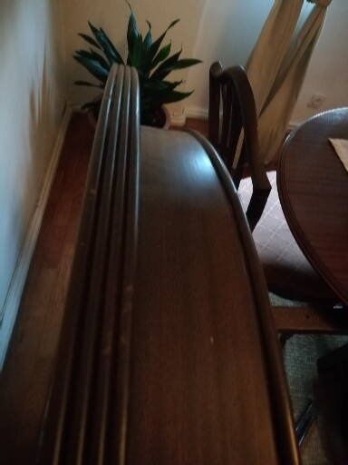 Mesa de  jantar, madeira mogno maciço,ótimo estado,muito bonita