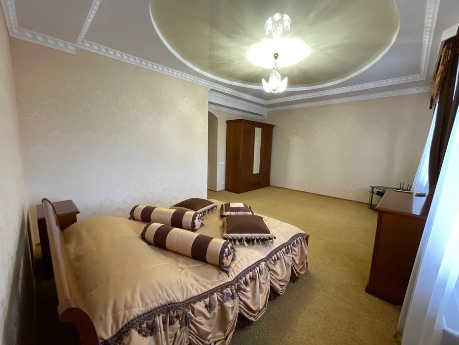 Подобова оренда великого будинку в Києві. НР Вільно, Банкетна зала